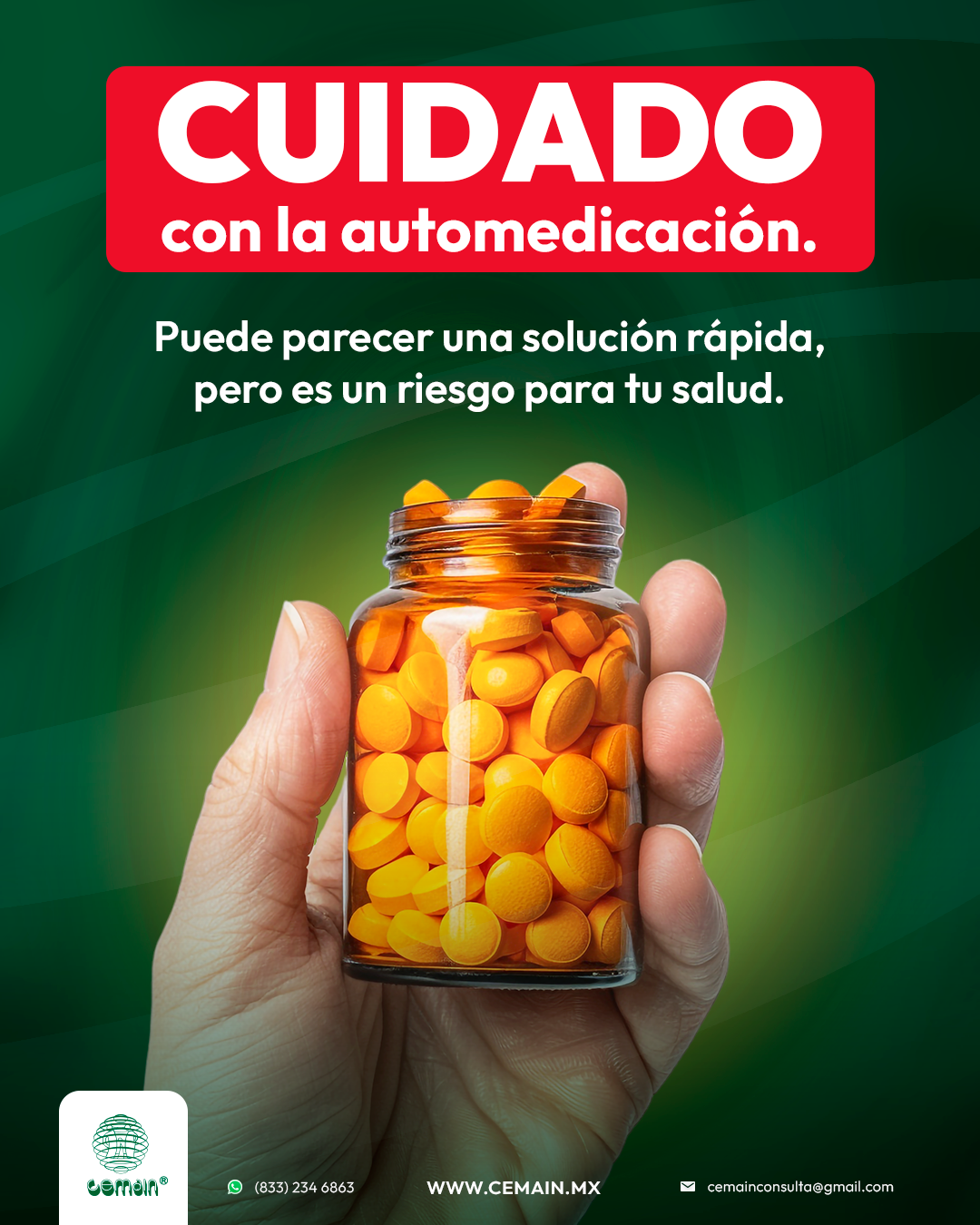 Mano sosteniendo frasco de pastillas naranjas sobre fondo verde con mensaje sobre riesgos de la automedicación